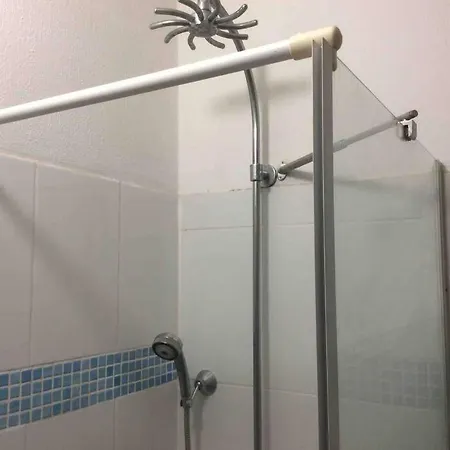 Air Conditioned 1 Bedroom Apt With Wi-fi & Patio דירה
