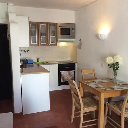 Air Conditioned 1 Bedroom Apt With Wi-fi & Patio דירה