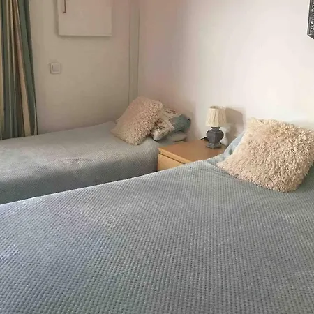 Air Conditioned 1 Bedroom Apt With Wi-fi & Patio * אלבופיירה
