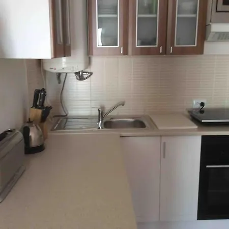 Air Conditioned 1 Bedroom Apt With Wi-fi & Patio דירה