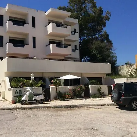 Air Conditioned 1 Bedroom Apt With Wi-fi & Patio דירה *