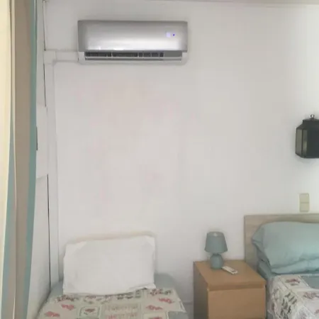 Air Conditioned 1 Bedroom Apt With Wi-fi & Patio דירה *