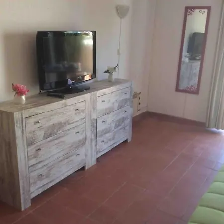 Apartment Air Conditioned 1 Bedroom Apt With Wi-fi & Patio. *